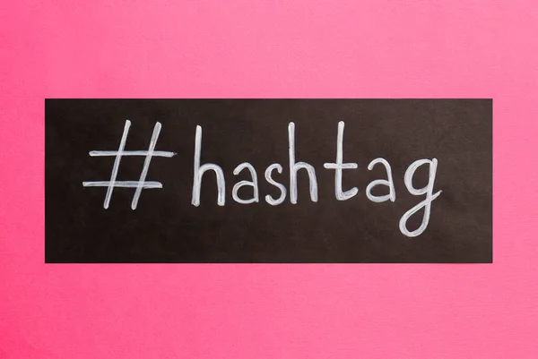 Černý Papír Slovem Hashtag Symbolem Růžovém Pozadí Horní Pohled — Stock fotografie
