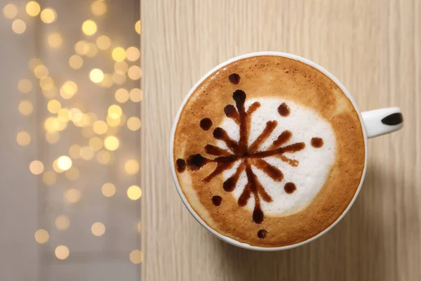 Tasse Aromatischer Kaffee Auf Holztisch Vor Verschwommenem Licht Draufsicht Raum — Stockfoto