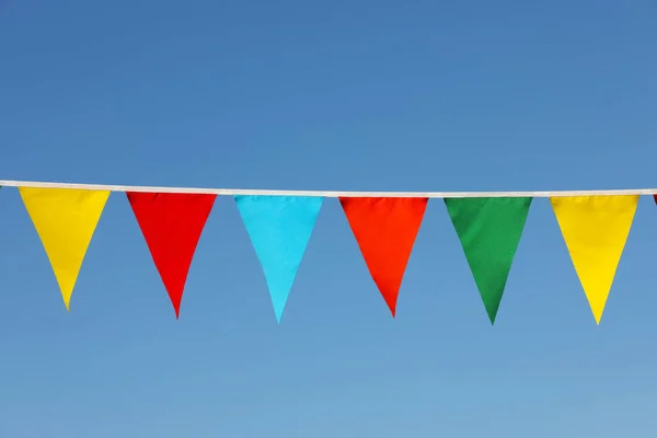 Bunting Com Bandeiras Triangulares Coloridas Contra Céu Azul — Fotografia de Stock