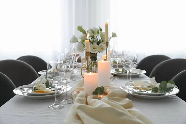 Cenário Mesa Festiva Com Bela Decoração Floral Restaurante — Fotografia de Stock