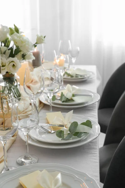Festliche Tischdekoration Mit Schönem Blumendekor Restaurant — Stockfoto