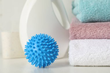 Kurutucu top beyaz masada, yakın plan. Metin için boşluk