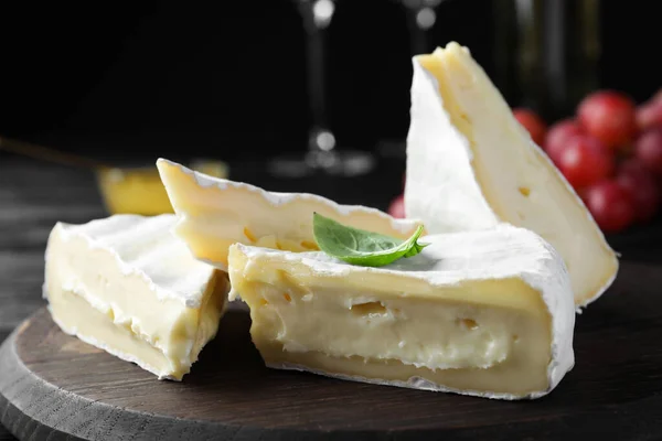 Sabroso Queso Brie Con Albahaca Sobre Tabla Madera Primer Plano — Foto de Stock