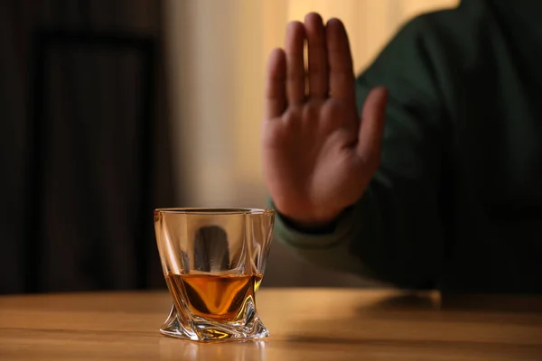 Αρνούμενος Πιει Ουίσκι Μέσα Κοντινό Πλάνο Θεραπεία Εθισμού Στο Αλκοόλ — Φωτογραφία Αρχείου