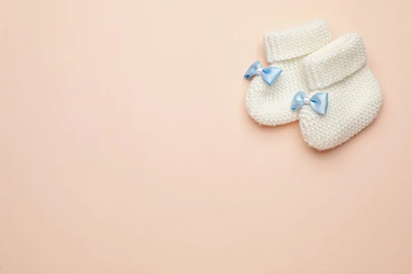 Knitted Baby Booties Light Pink Background Flat Lay Space Text — Stock Photo, Image