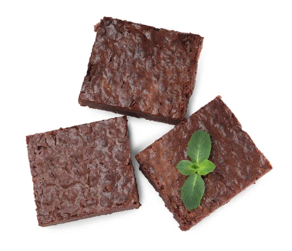 Trozos Delicioso Brownie Chocolate Con Menta Fresca Sobre Fondo Blanco — Foto de Stock