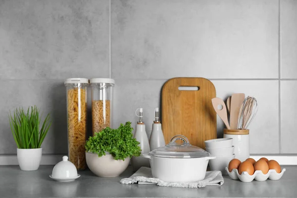 Набір Різних Посуду Продуктів Приготування Їжі Сірій Стільниці Кухні — стокове фото