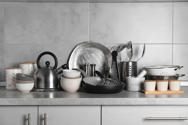 台所の灰色のカウンターの上に異なる調理器具のセット — ストック写真