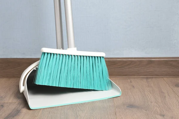 Vassoura Plástico Com Dustpan Perto Parede Azul Claro Dentro Casa — Fotografia de Stock