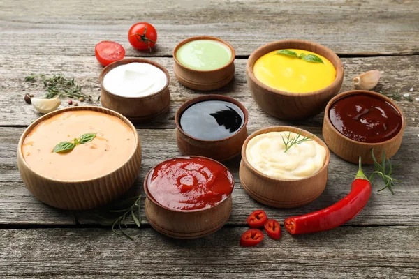 Nombreux Bols Avec Différentes Sauces Sur Une Table Bois — Photo