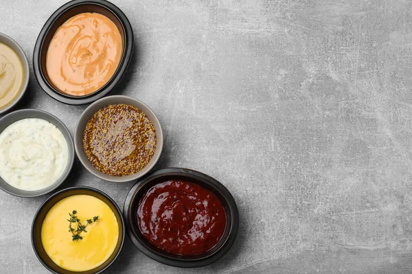 Nombreuses Sauces Différentes Sur Table Grise Plat Espace Pour Texte — Photo