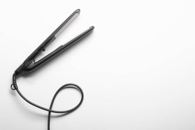 Modern düz saç ütüsü beyaza izole edilmiş, üst manzara