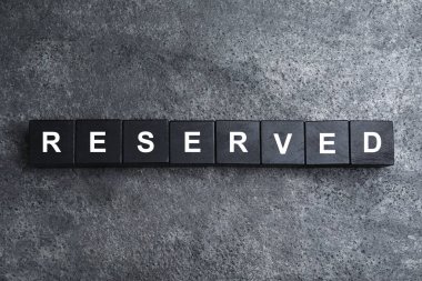 Kelime RESERVED gri yüzey, üst görünüm küpleri ile yapılır. Tablo ayarı ögesi