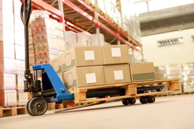 Depoda karton kutular olan el yapımı forklift. Lojistik kavramı