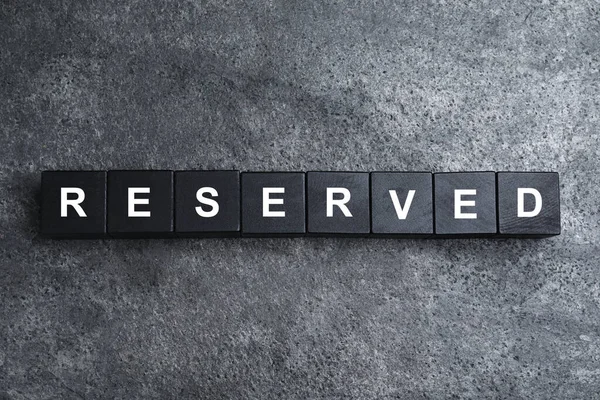 Kelime RESERVED gri yüzey, üst görünüm küpleri ile yapılır. Tablo ayarı ögesi