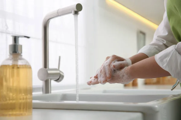 Wanita Mencuci Tangan Dengan Sabun Cair Dapur Menutup — Stok Foto
