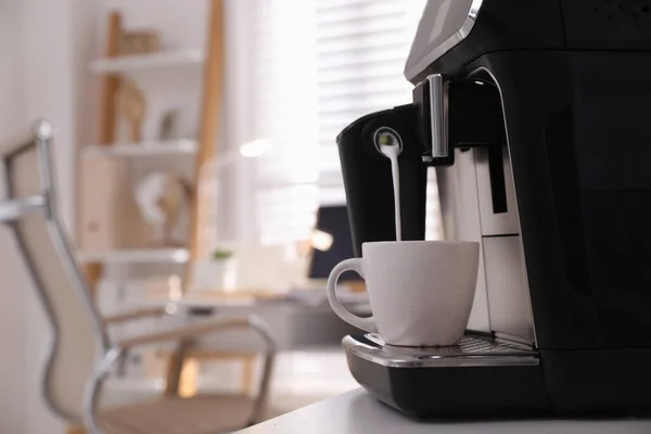 Ofisteki Bardağa Süt Döken Modern Kahve Makinesi Metin Için Boşluk — Stok fotoğraf