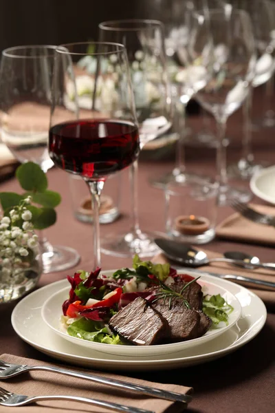Deliciosa Carne Parrilla Con Verduras Vino Servido Mesa Restaurante — Foto de Stock