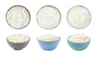 Beyaz arka planda taze krem peynir.