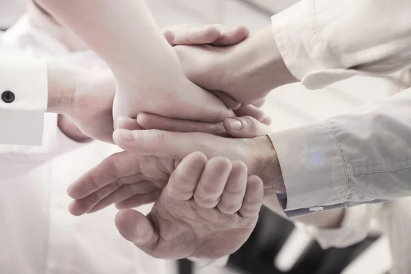 Άνθρωποι Που Κρατιούνται Χέρι Χέρι Στο Γραφείο Κοντά Ασπρόμαυρο Αποτέλεσμα — Φωτογραφία Αρχείου