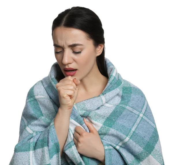 Mujer Joven Envuelta Manta Tosiendo Sobre Fondo Blanco Síntomas Resfriado —  Fotos de Stock
