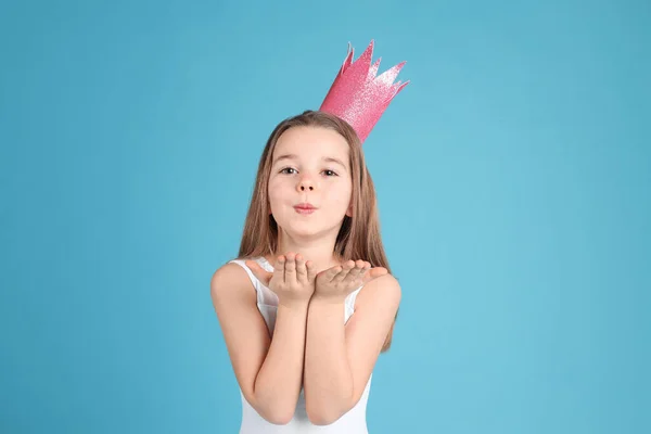 Roztomilá Dívka Růžové Koruně Světle Modrém Pozadí Malá Princezna — Stock fotografie