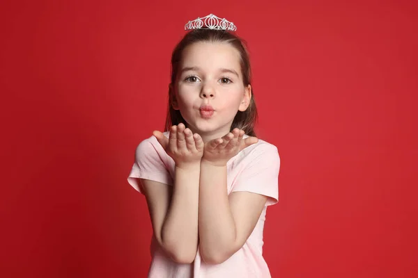 Roztomilá Dívka Diadému Červeném Pozadí Malá Princezna — Stock fotografie