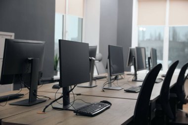 Açık uzay ofisindeki birçok modern bilgisayar