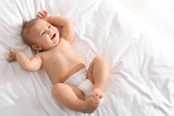 可愛い赤ちゃんがベッドの上に寝そべってる テキストのスペース — ストック写真