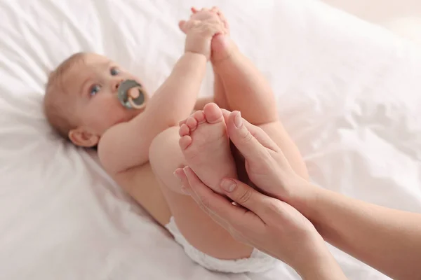 Madre Masajeando Lindo Bebé Con Aceite Cama Primer Plano —  Fotos de Stock