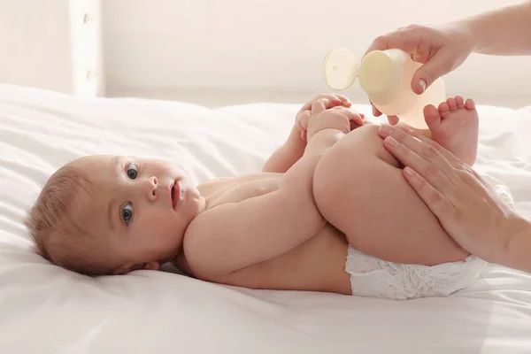 Mulher Aplicando Óleo Massagem Pele Seu Bebê Cama Close — Fotografia de Stock