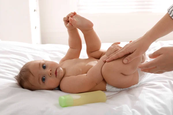 Madre Masajeando Lindo Bebé Con Aceite Cama Casa Primer Plano — Foto de Stock