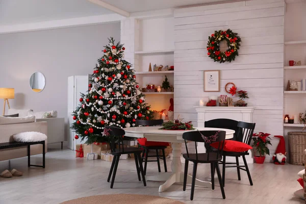 クリスマスツリーとお祝いの装飾と居心地の良いダイニングルームのインテリア — ストック写真