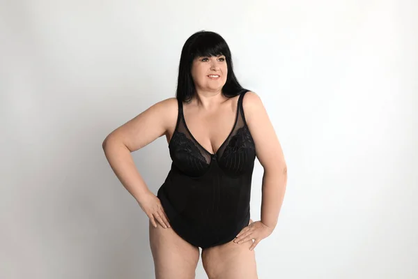 Açık Arkaplanda Siyah Çamaşırlı Güzel Şişman Kadın Büyük Boy Model — Stok fotoğraf
