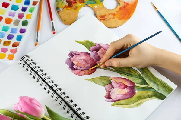 Vrouw Schilderen Tulpen Schetsboek Benodigdheden Aan Witte Tafel Close — Stockfoto