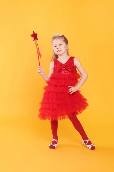 Roztomilá Dívka Červených Šatech Diadémem Kouzelnou Hůlkou Žlutém Pozadí Malá — Stock fotografie