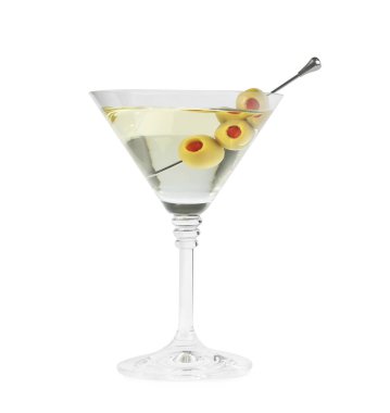 Beyaz arka planda zeytinli martini kokteyli.
