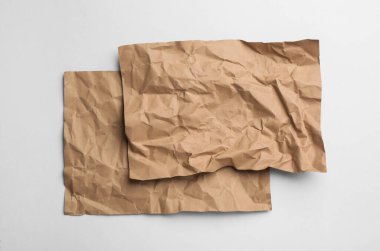 Beyaz zemin üzerinde kahverengi kağıt sayfaları, üst görünüm