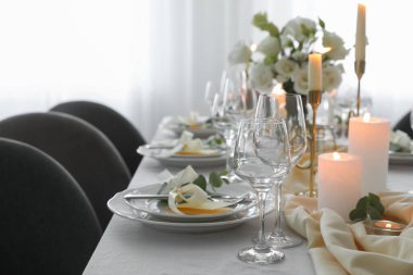 Restoranda güzel çiçek dekoru olan şenlik masası, mesaj için yer.