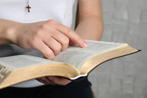 Donna Che Legge Bibbia Contro Muro Bianco Primo Piano — Foto Stock