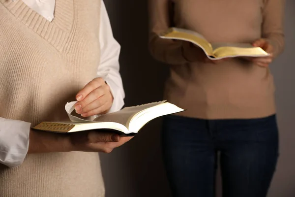 Mulheres Lendo Bíblias Juntas Close Literatura Religiosa — Fotografia de Stock