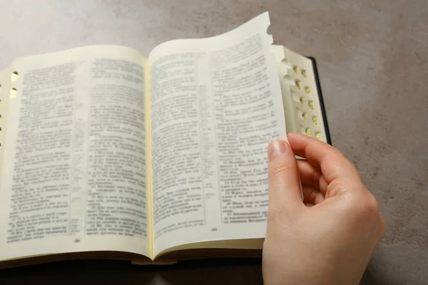 Ovanstående Bild Kvinnan Läser Bibeln Vid Ljusgrå Bord Närbild — Stockfoto