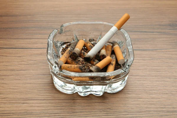 Cinzeiro Vidro Com Tocos Cigarro Mesa Madeira — Fotografia de Stock