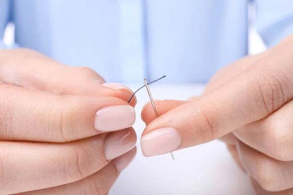 Mujer Roscando Aguja Coser Mesa Primer Plano — Foto de Stock