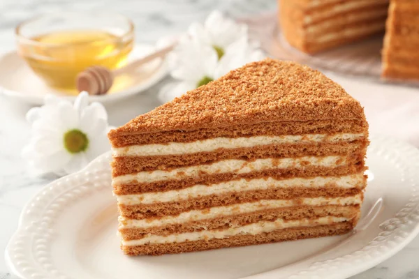 Fetta Deliziosa Torta Miele Strati Servita Sul Tavolo Bianco Primo — Foto Stock