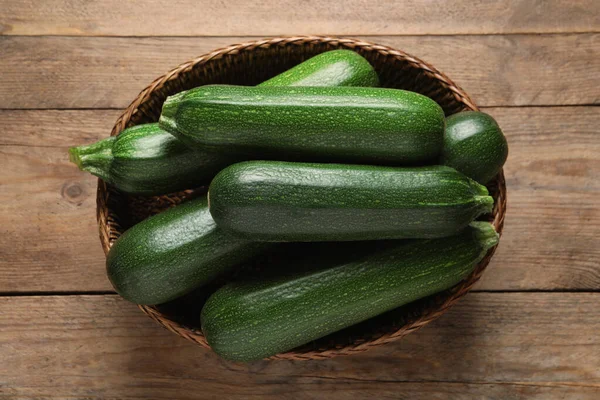 Rohe Reife Zucchinis Weidenkorb Auf Holztisch Draufsicht — Stockfoto
