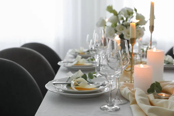 Cenário Mesa Festiva Com Bela Decoração Floral Restaurante Espaço Para — Fotografia de Stock