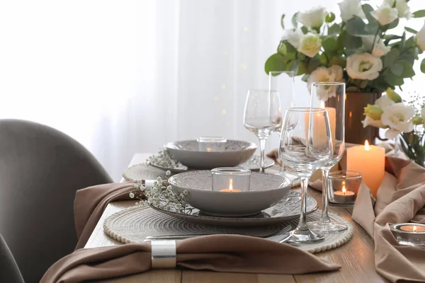 Festive Table Setting Beautiful Floral Decor Restaurant — Stock Photo, Image