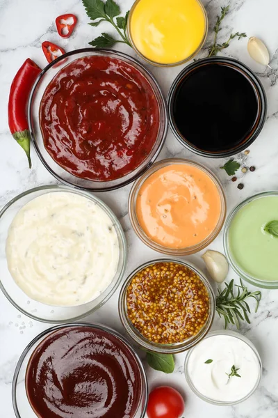 Nombreuses Sauces Herbes Différentes Sur Table Marbre Blanc — Photo