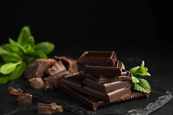Sabrosas Piezas Chocolate Menta Mesa Negra Primer Plano — Foto de Stock